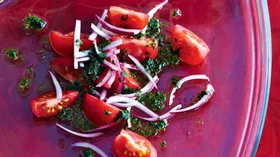 Салат из бакинских помидоров и хрустящего лука к мясу