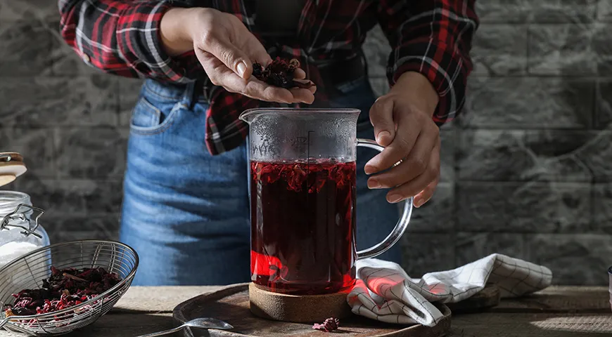 Чем дольше настаивание каркаде, тем насыщеннее вкус и заметнее терпкость
