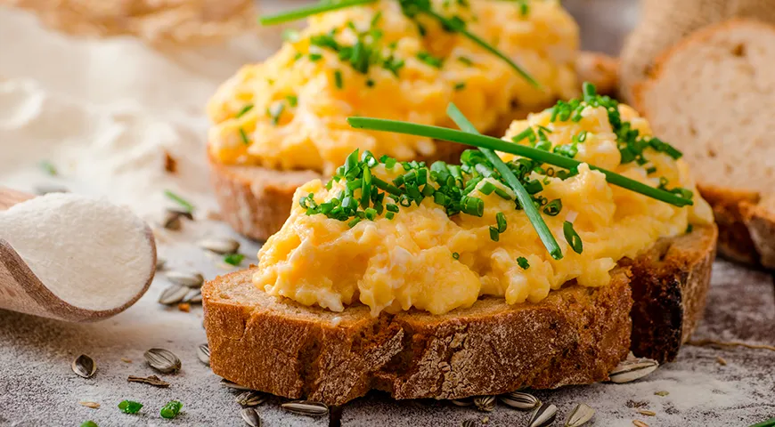 Бутерброд со скрэмблом и шнитт-луком