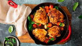 Блюда из куриных бедер: 10 рецептов с сухофруктами, сметаной, овощами