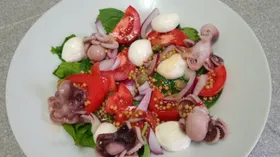 Салат с осьминогами