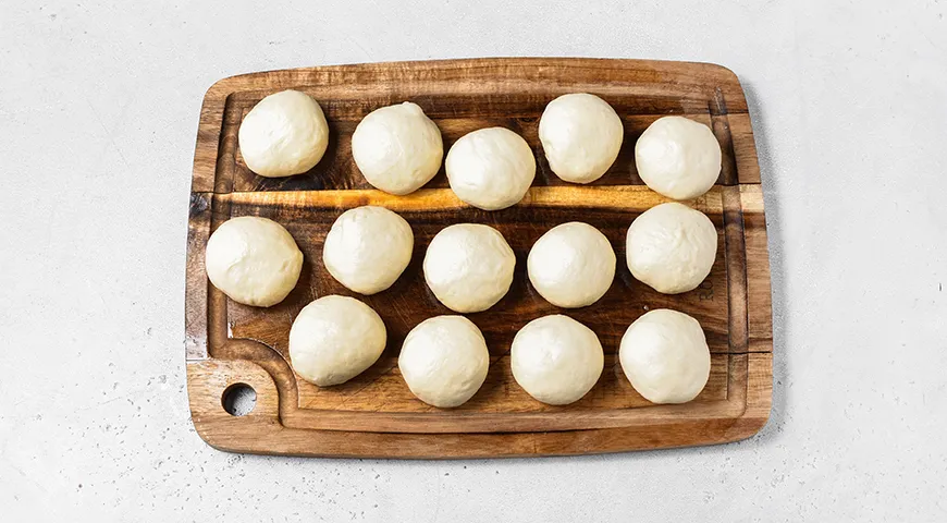 Дрожжевые пирожки со свеклой и яблоками на сковороде