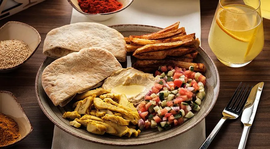 Шаварма — израильская шаурма с пресной лепешкой, овощами, картошкой фри и хумусом

