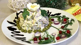 Праздничный салат из кальмаров и курицы