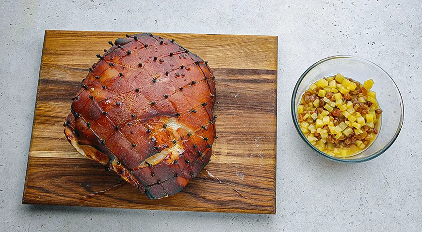 Глазированный окорок с пряной ананасовой сальсой