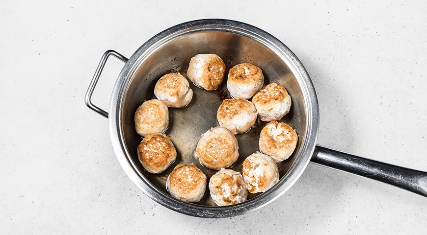 Куриные фрикадельки в грибном соусе (на сковороде)