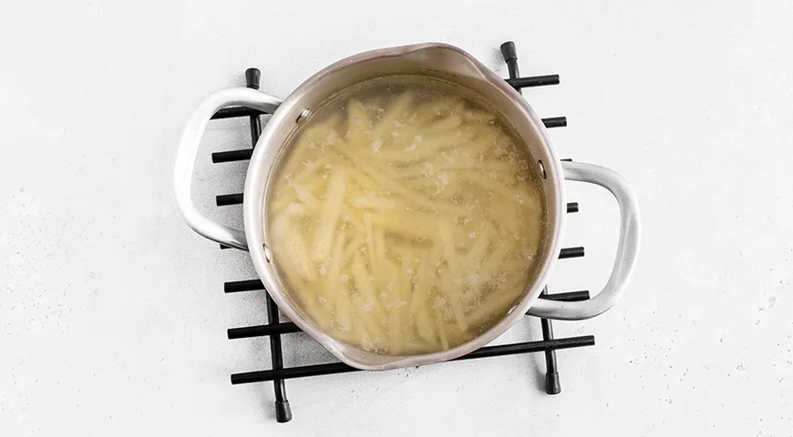 Суп с сосисками и вермишелью