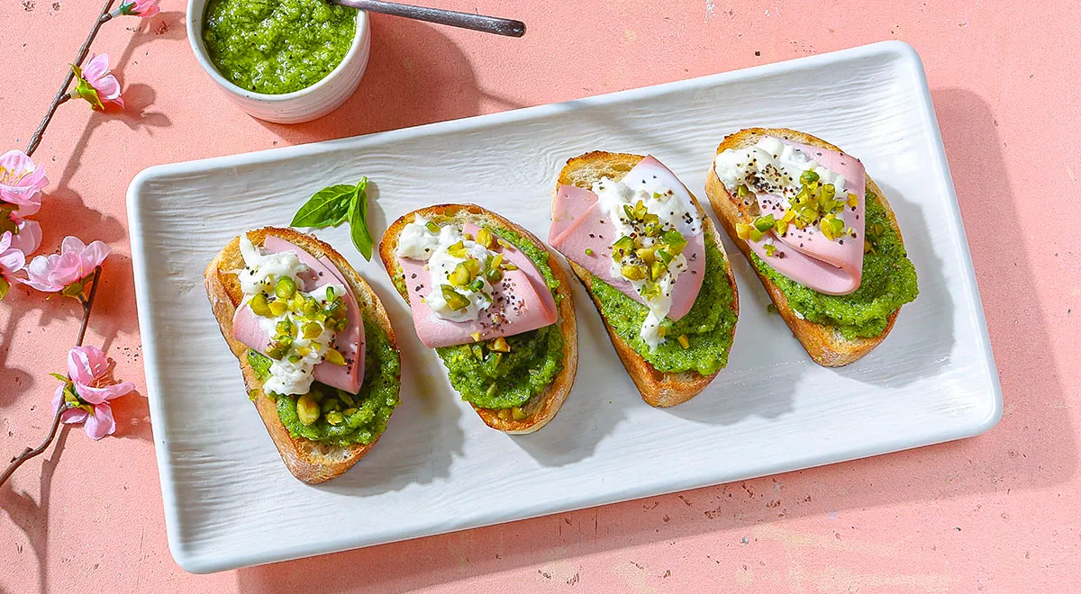 Брускетта с вареной колбасой и фисташковым песто