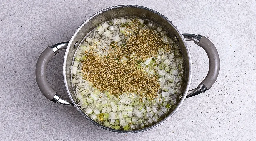 Зеленый суп с мини-пельменями и фасолью