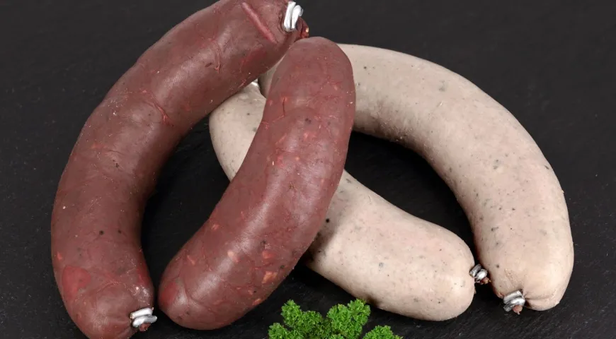 Кровяная колбаса (слева) и ливерная колбаса (справа на фотографии)