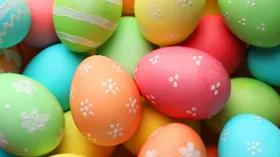 Кулинар проверила самые популярные способы покраски яиц к Пасхе — вот ее фавориты