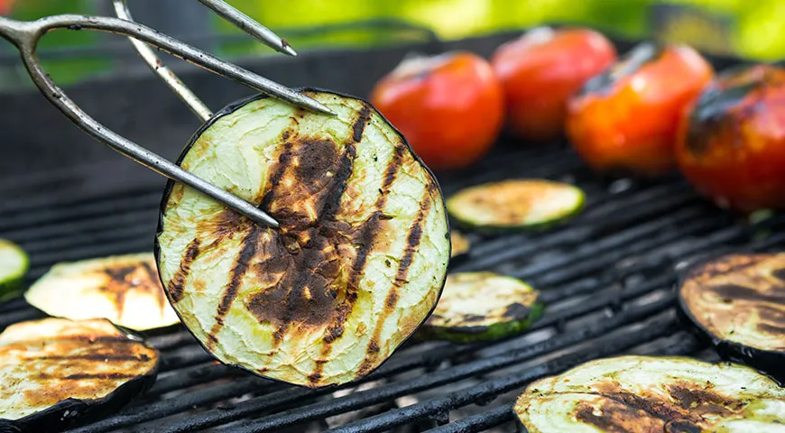 Кабачки и баклажаны, приготовленые на гриле – вариант для тех, кому по душе легкий вегетарианский пикник