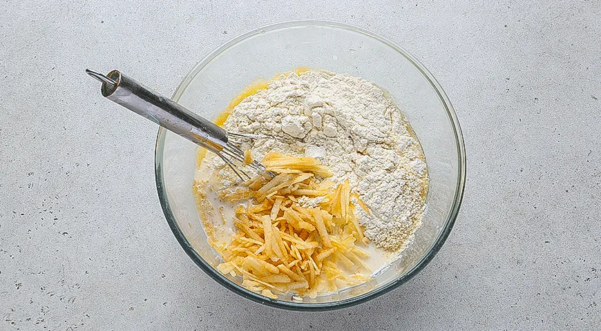 Яблочные оладьи с корицей
