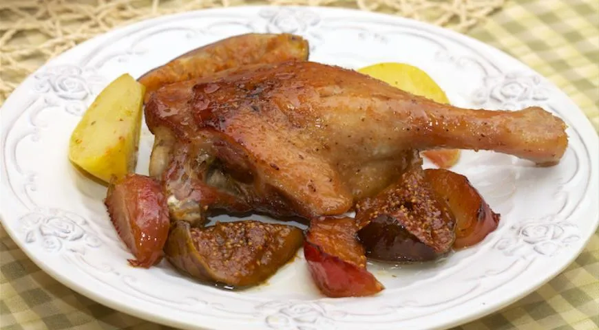 Медовая утка, запеченная с инжиром и яблоками