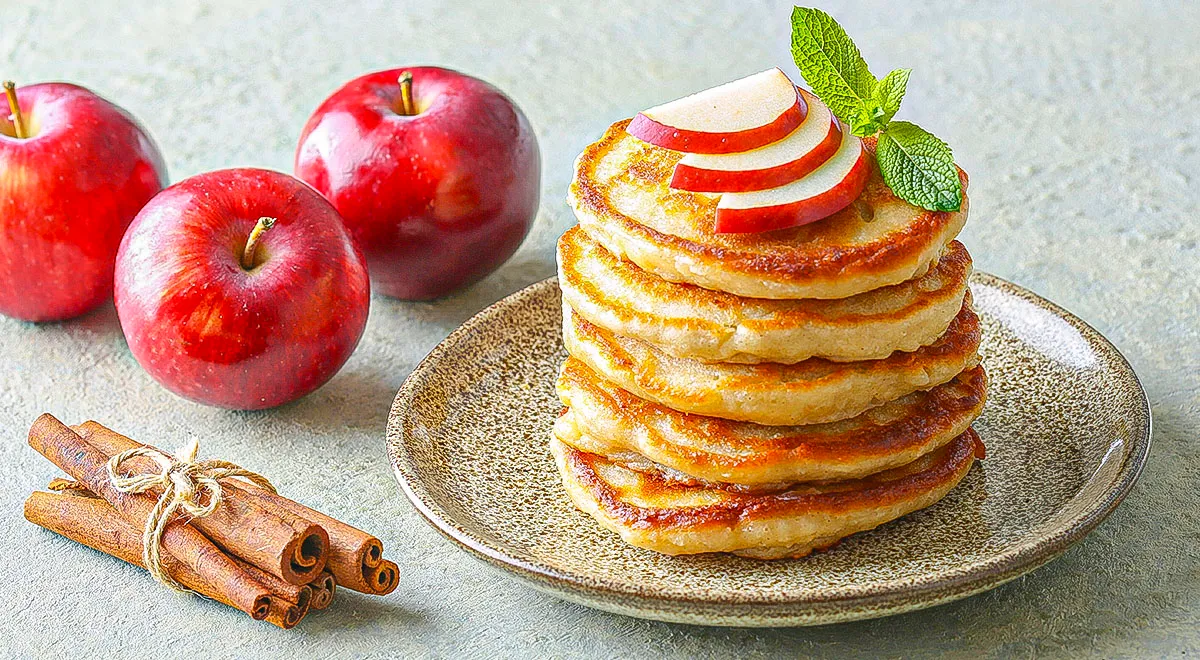 Яблочные оладьи с корицей