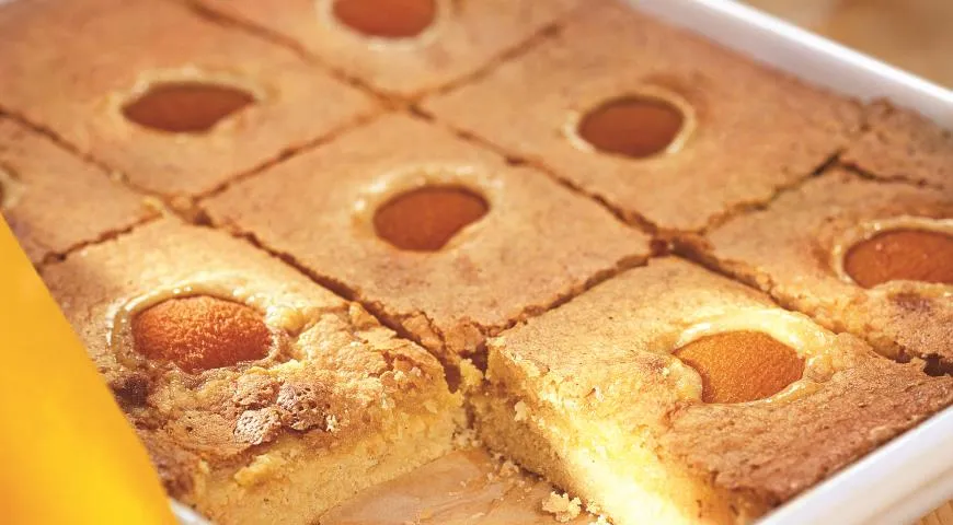 Вкусный пирог с консервированными абрикосами