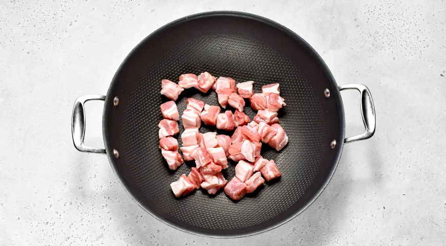 Свиные шкварки на сковороде