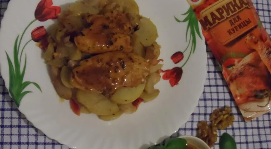 Сочная курица в розовом шампанском на подушке из яблок.