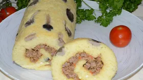 Бисквитный рулет с грибами и мясом