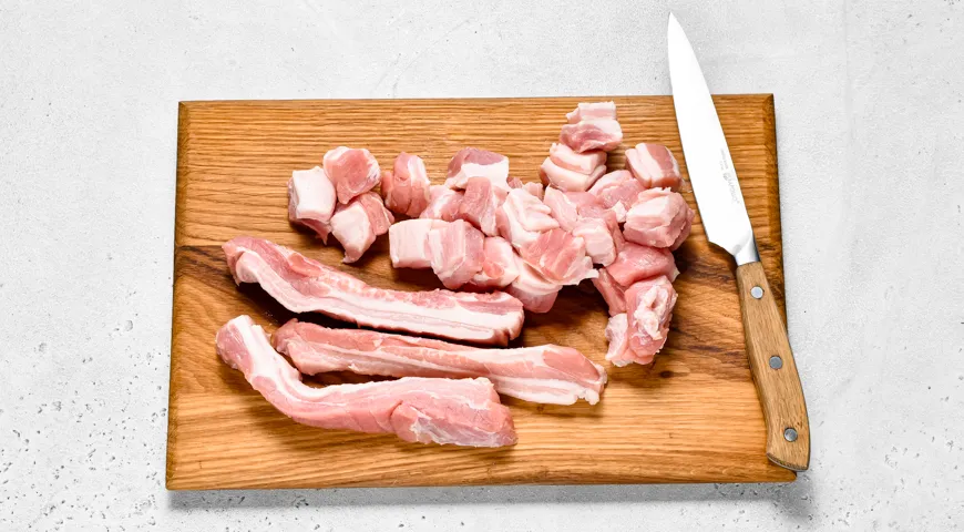 Свиные шкварки на сковороде