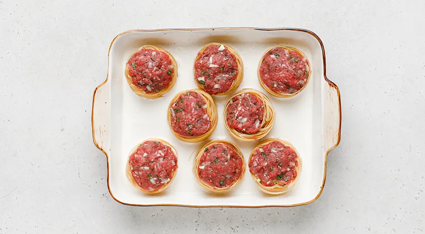 Макароны-«гнезда» с фаршем под сметанным соусом