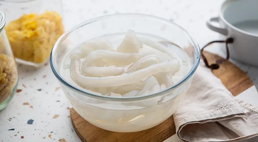 Перед приготовлением визигу нужно вымочить в холодной водой