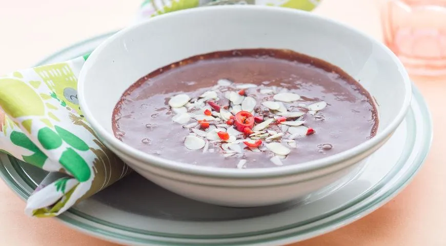 Шоколадный суп с соленым миндалем и перцем чили