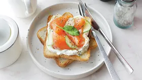 Рецепты с сырами, хлебом и лососем