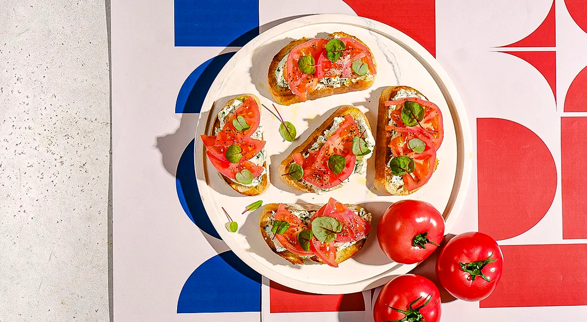 Брускетта с розовыми томатами
