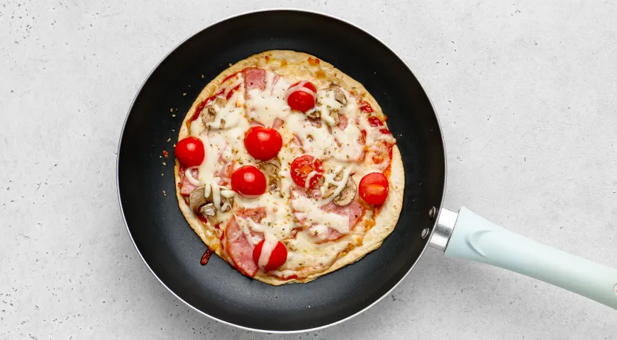 Пицца на тортилье на сковороде