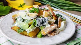 Летний салат из жареного картофеля с огурцом и луком