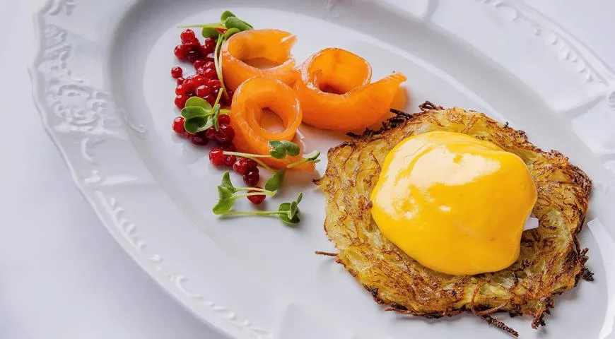 Картофельный драник с яйцом пашот, лососем и брусникой