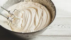 Крем для торта из сметаны: как приготовить его действительно вкусно