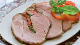 Запеченная шейка с перцем, шпинатом и прошутто