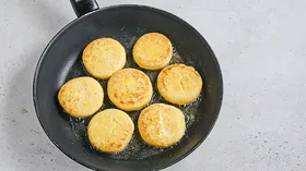 Жареный творог вместо сырников: разобрали, какой вариант завтрака полезнее