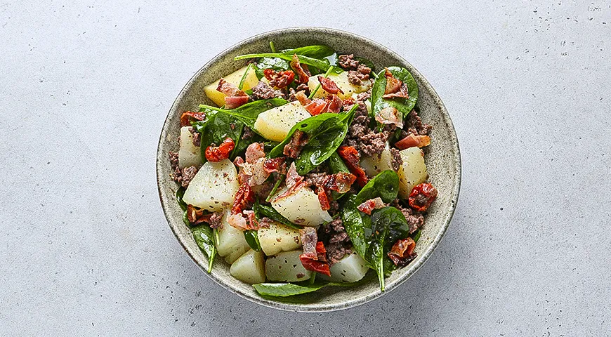 Теплый картофельный салат с колбасками