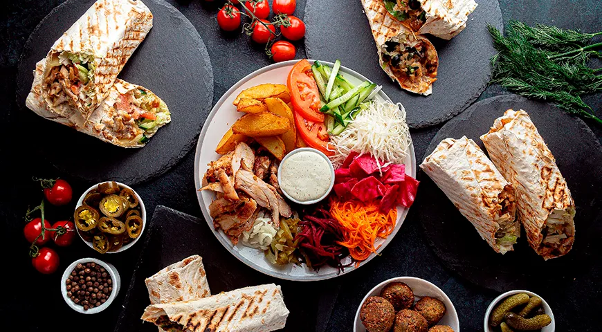 Рецептура и технология приготовления куриной шаурмы варьируются по желанию