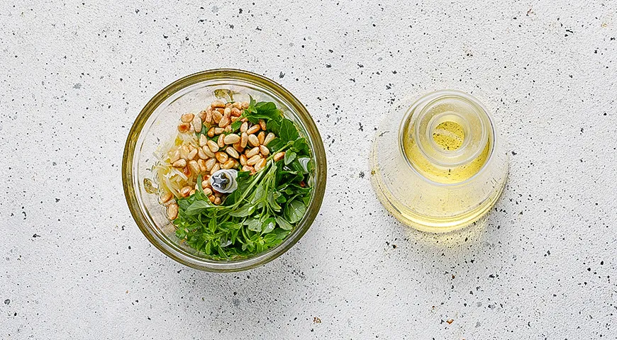 Салат с пастой и песто