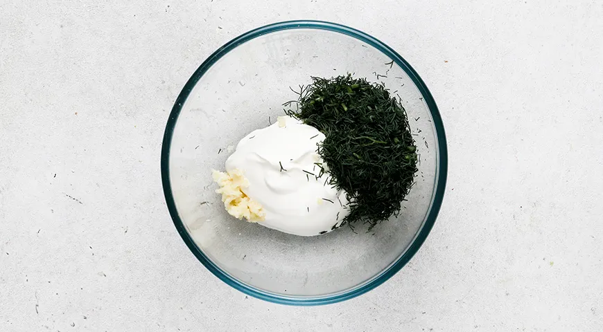 Молодая капуста, обжаренная в яйце