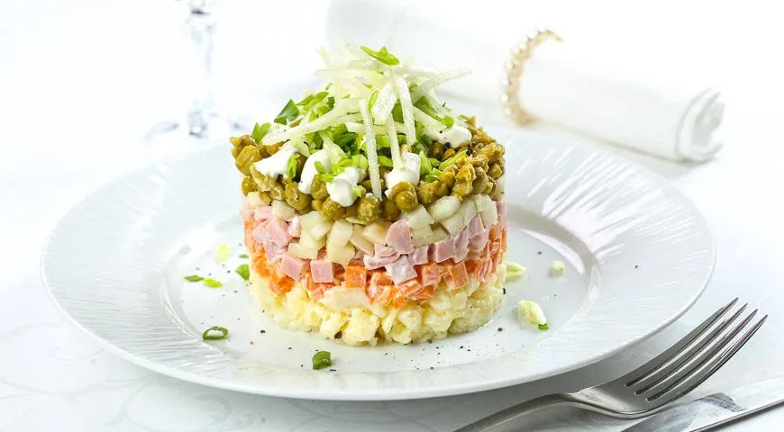 Оливье с ветчиной и грушей
