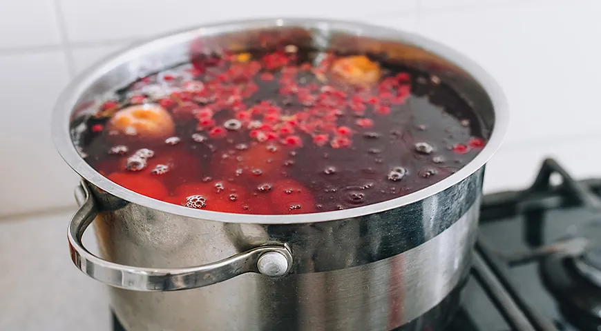 Если добавить замороженные ягоды в закипевшую воду, то ваш компот потеряет все витамины. А как сделать все правильно, читайте ниже