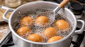 Кулинарам посоветовали больше не варить яйца в алюминиевых кастрюлях