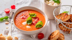 Томатные супы на все случаи жизни: с хлебом, мидиями, фрикадельками, килькой и черными грибами