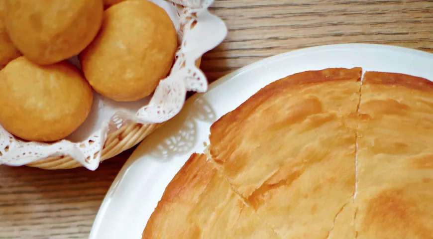 Баурсаки (слева) были любимым блюдом лукавого Алдара-Косе, а шельпеков (справа) на столе должно быть непременно семь штук.