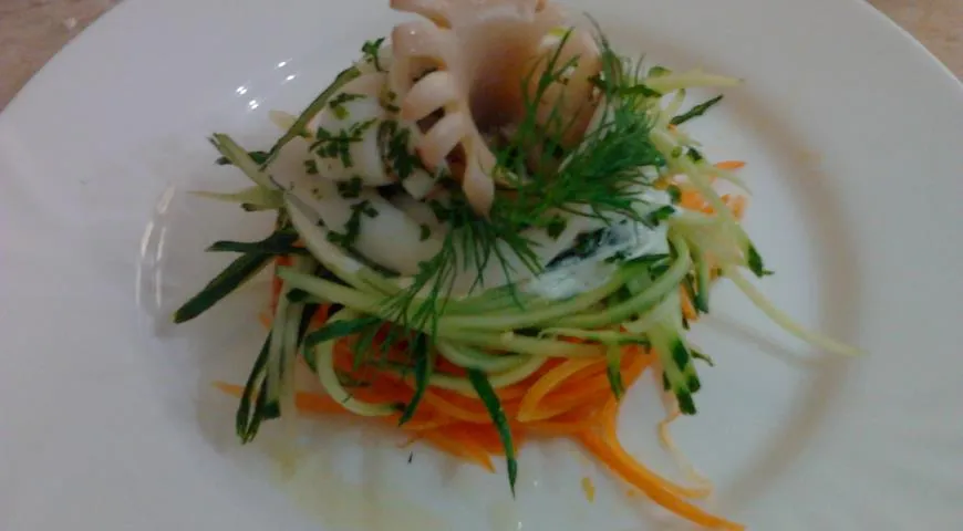 Слоеный салат с кальмаром и овощами