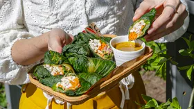 Рулетики из листьев салата с индейкой, овощами и арахисом