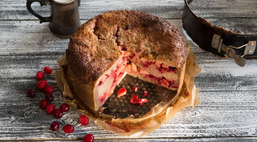 Рецепт северной шарлотки из ржаного хлеба с брусникой и яблоками