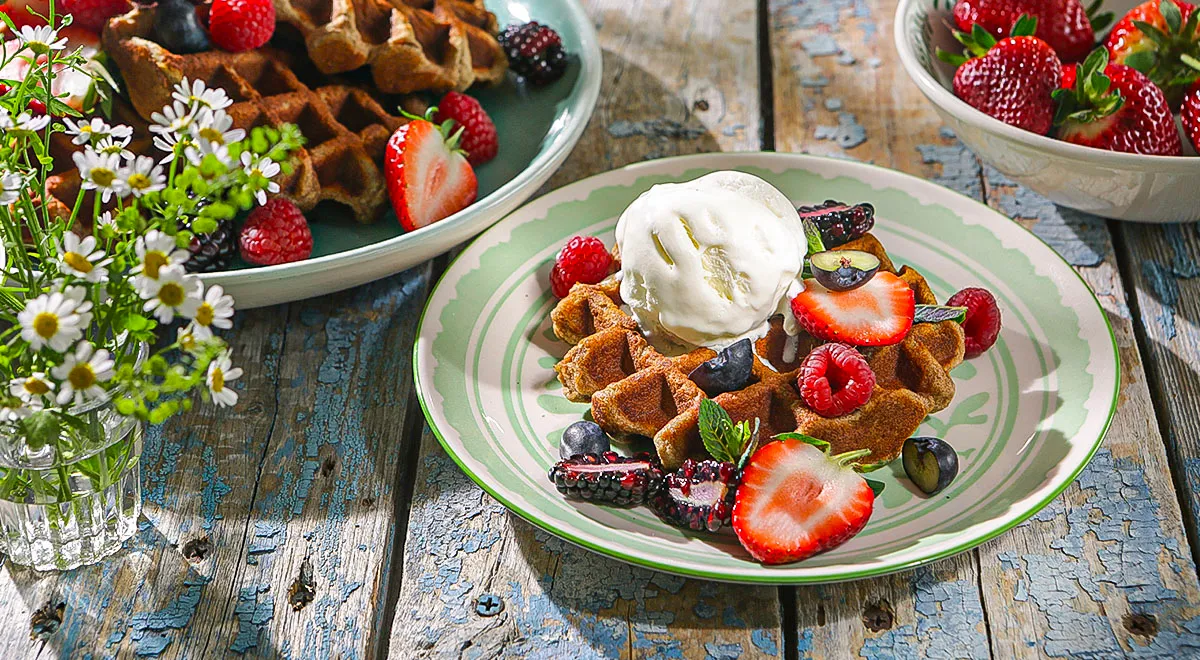 Гречневые вафли с ягодами и мороженым