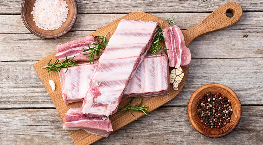 Классический вариант подготовить свиные ребра к копчению — сухой посол: смесь соли, сахара и специй