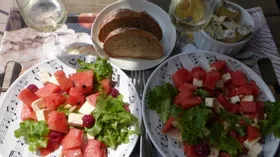 Салат с арбузом и малиной